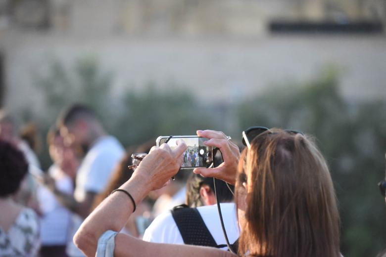 Ambiente en el Puente Romano de Córdoba para ver el eclipse