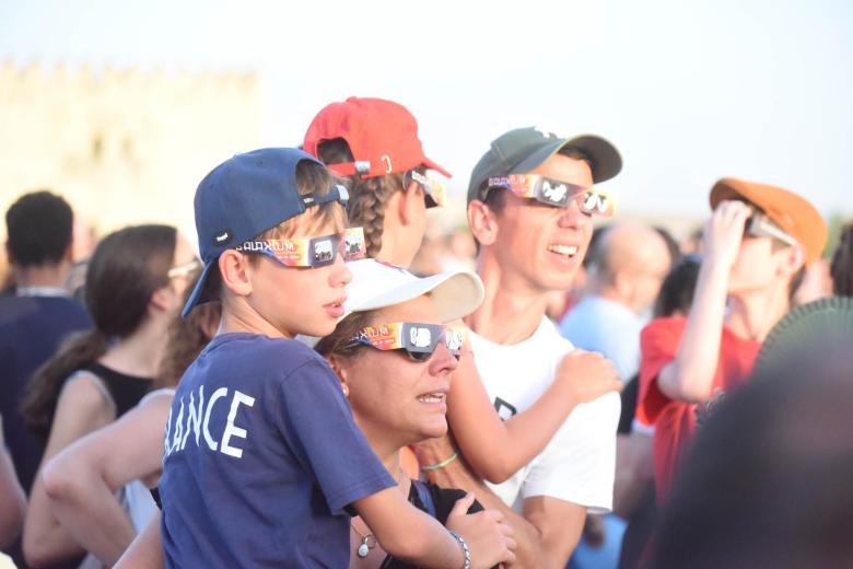 Ambiente en el Puente Romano de Córdoba para ver el eclipse