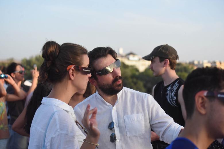 Ambiente en el Puente Romano de Córdoba para ver el eclipse