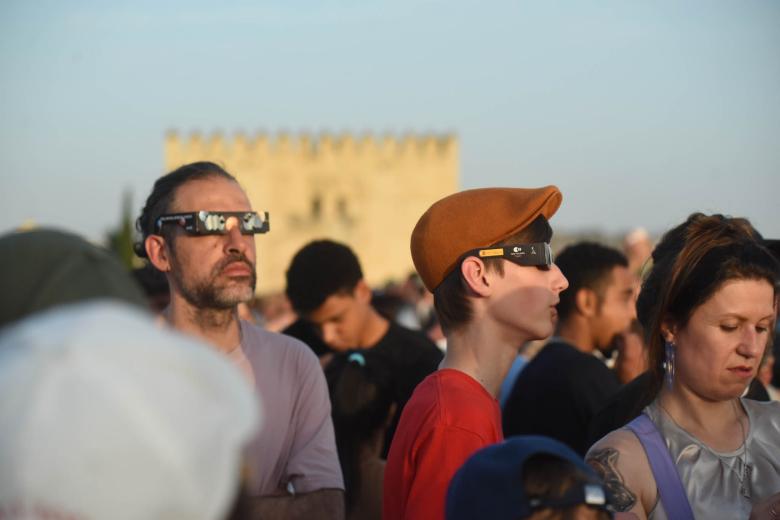 Ambiente en el Puente Romano de Córdoba para ver el eclipse
