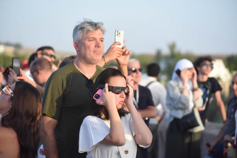 Ambiente en el Puente Romano de Córdoba para ver el eclipse
