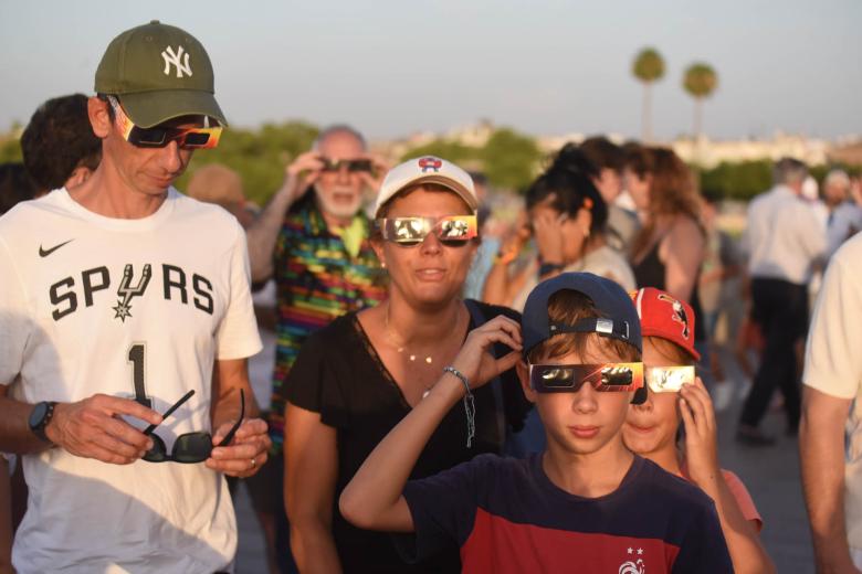 Ambiente en el Puente Romano de Córdoba para ver el eclipse