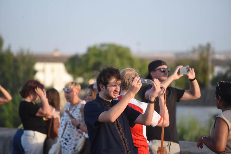 Ambiente en el Puente Romano de Córdoba para ver el eclipse