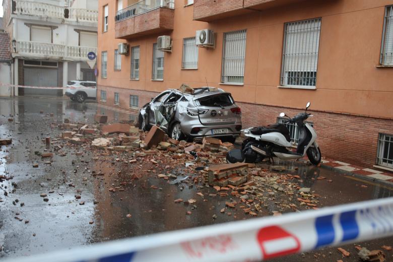 Vista de daños provocados por el terremoto este sábado, en Armilla (Granada). Granada y su área metropolitana han acumulado 40 terremotos durante la madrugada de este sábado, temblores que se han sumado al de intensidad 5 con epicentro en Alhendín que se registró a la 1:04 horas, y que han causado daños materiales que se analizarán en un día marcado por las tormentas. El Instituto Geográfico Nacional (IGN) ha registrado cuarenta temblores después del principal de Alhendín, un seísmo que ha provocado más de 200 llamadas a emergencias y daños materiales, pero ningún herido. EFE/ Pepe Torres