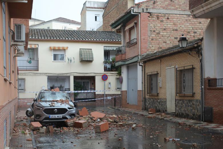ARMILLA (GRANADA), 15/08/2026.- Vista de daños provocados por el terremoto este sábado, en Armilla (Granada). Granada y su área metropolitana han acumulado 40 terremotos durante la madrugada de este sábado, temblores que se han sumado al de intensidad 5 con epicentro en Alhendín que se registró a la 1:04 horas, y que han causado daños materiales que se analizarán en un día marcado por las tormentas. El Instituto Geográfico Nacional (IGN) ha registrado cuarenta temblores después del principal de Alhendín, un seísmo que ha provocado más de 200 llamadas a emergencias y daños materiales, pero ningún herido. EFE/ Pepe Torres