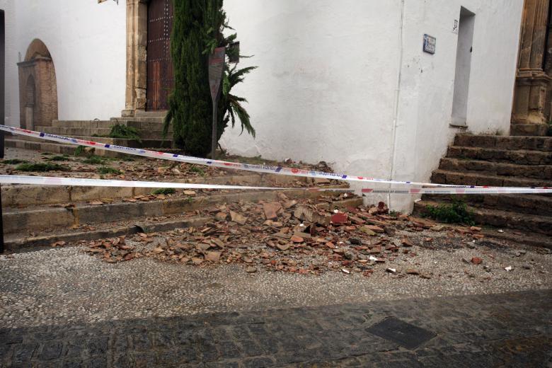 Destrozos en la tejado de la torre de la Iglesia de San Miguel el Bajo, en el Albaicín