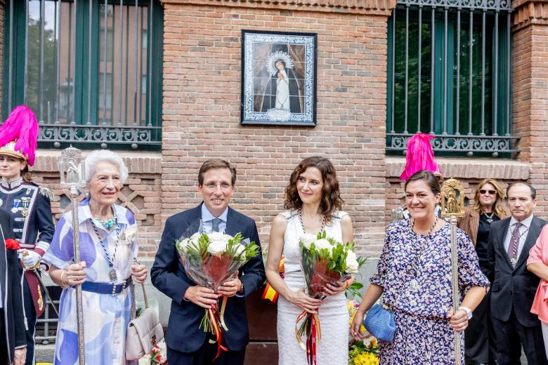 La presidenta de la Comunidad de Madrid, Isabel Díaz Ayuso (2d) y el alcalde de Madrid, José Luis Martínez-Almeida (2i) durante la ofrenda floral, en la Iglesia de la Virgen de la Paloma, a 15 de agosto de 2026, en Madrid