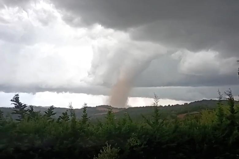 Tornado azotando Pomas, en el suroeste de Francia