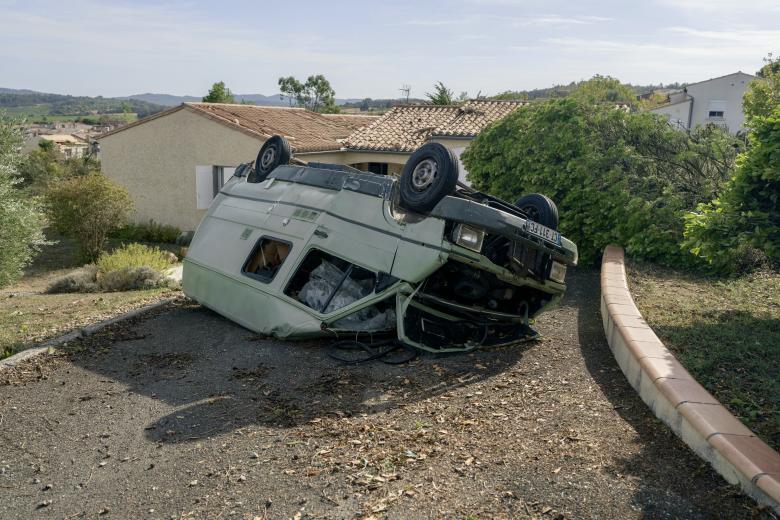El tornado de Francia levantó vehículos y destruyó tejados