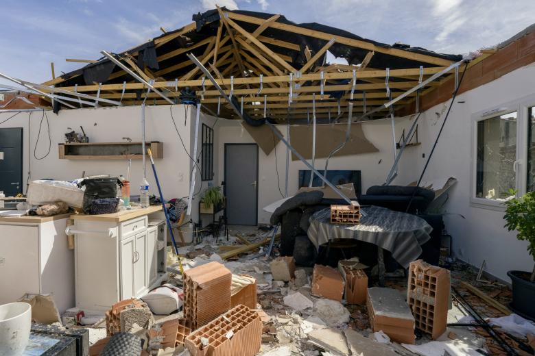 Esta fotografía muestra edificios residenciales dañados tras un tornado en Pomas, en el suroeste de Francia.
