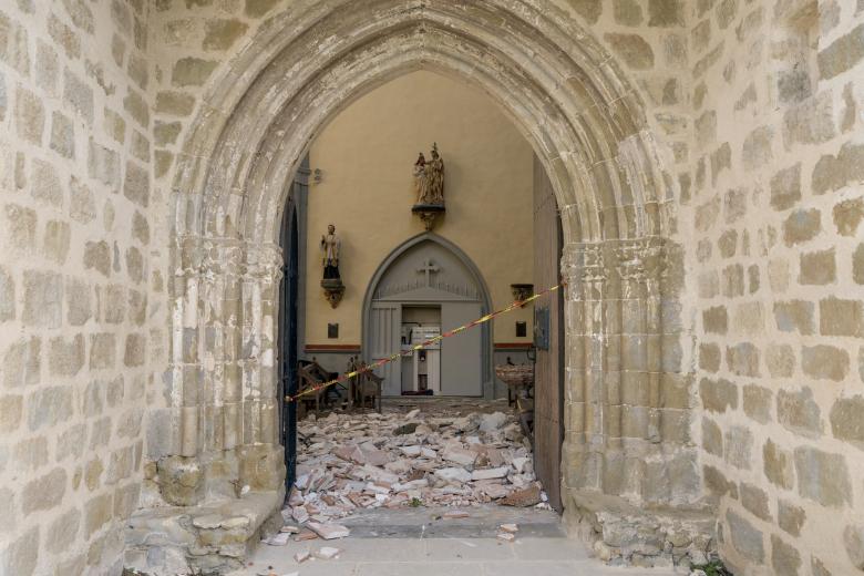 Esta fotografía muestra los escombros del tejado de la iglesia de Saint Julien et Sainte Basilisse, que se derrumbó tras un tornado en Pomas, en el suroeste de Francia.