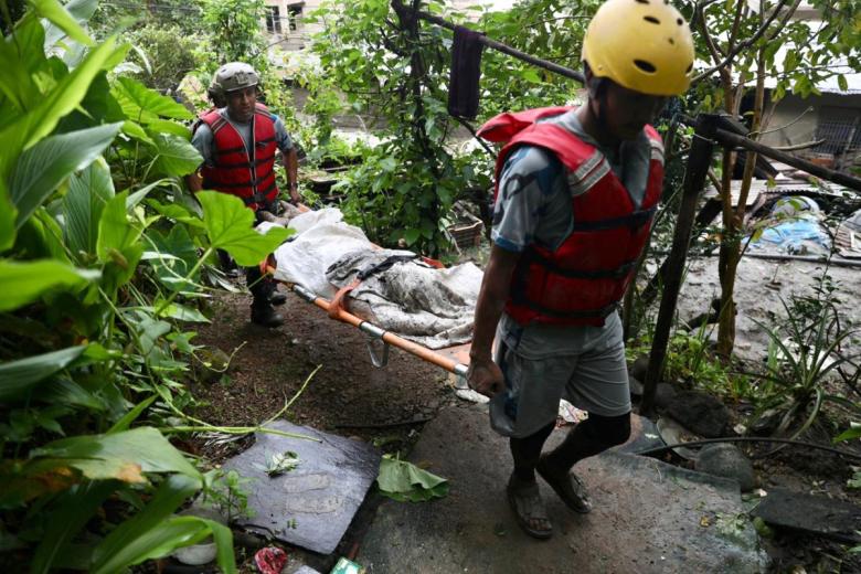 Personal de rescate traslada el cuerpo de un fallecido tras unas inundaciones repentinas cerca de Devighat, en el municipio de Bidur (distrito de Nuwakot, Nepal)