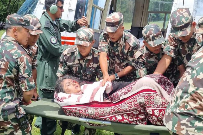 Oficiales del ejército realizando el rescate en helicóptero de supervivientes tras una riada repentina en Trishuli Bazar, distrito de Nuwakot, Nepal