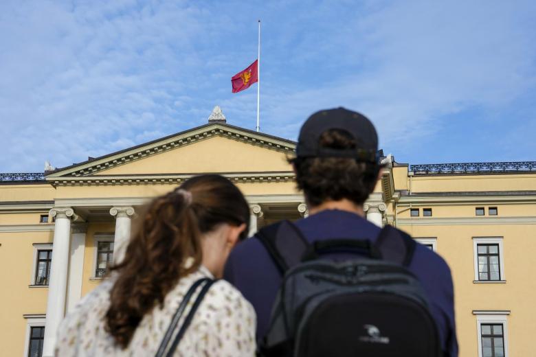 Ciudadanos se reúnen en la plaza del Palacio para rendir homenaje al difunto rey Harald V en Oslo, Noruega, el 28 de agosto de 2026.