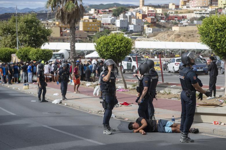 (Foto de ARCHIVO)
La Policía Nacional atiende a un migrante, a 24 de agosto de 2026, en Ceuta (España). La ONG Accem atiende en estos momentos a 1.100 migrantes en el dispositivo de acogida temporal de Loma Margarita, en Ceuta, un espacio que gestiona la entidad y que cuenta con sus plazas totalmente cubiertas. En la ciudad autónoma, la entidad Engloba gestiona el centro Loma Colmenar con otras 700 plazas. En total, son 1.800 las plazas en los centros de atención puestos en marcha en la ciudad autónoma tras la entrada masiva del 30 de julio.

Marcos Moreno / Europa Press
24/8/2026