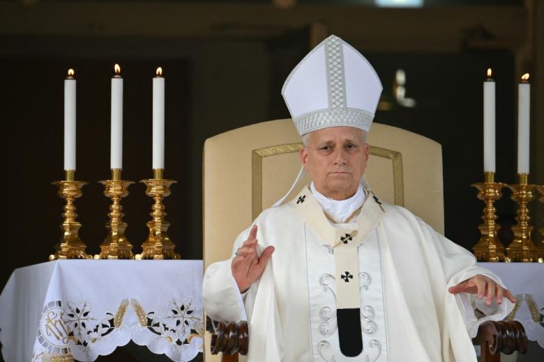Poco antes de embarcarse, León XIV había presidido una misa en la iglesia de María Santísima del Lago ante la presencia de algunos fieles, a quienes alentó a no ceder al odio y a la violencia.

"Dicen que poner la otra mejilla es de perdedores, que dar en vez de rechazar es de ingenuos, que perdonar sin límites es de débiles (...) No nos confundamos: el odio y la violencia no conducen a nada bueno, solo a la destrucción y a la muerte", avisó el pontífice en su homilía.