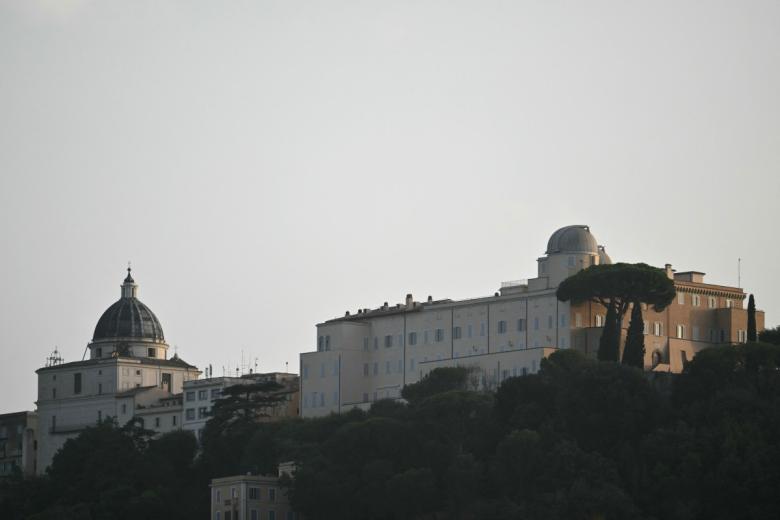 Una imagen muestra el Palacio Apostólico antes de una procesión en barco por el lago Albano con motivo de la fiesta de Nuestra Señora del Lago, en Castel Gandolfo