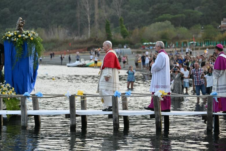 El  Papa León XIV llega para asistir a una procesión de barcas en el lago Albano con motivo de la fiesta de Nuestra Señora del Lago, en Castel Gandolfo