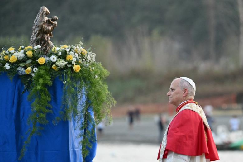 Tras cruzar la playa, la imagen de la Virgen se ha colocado a bordo de una embarcación en la que también iba el Papa.