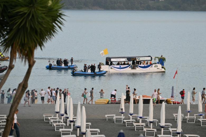 Además de san Pablo VI, que la consagró hace cuarenta y nueve años, la iglesia de María Santísima del Lago también recibió la visita de san Juan Pablo II en 1979. Ambos pontífices participaron en la procesión, aunque ninguno recorrió el tramo que transcurre por el agua.