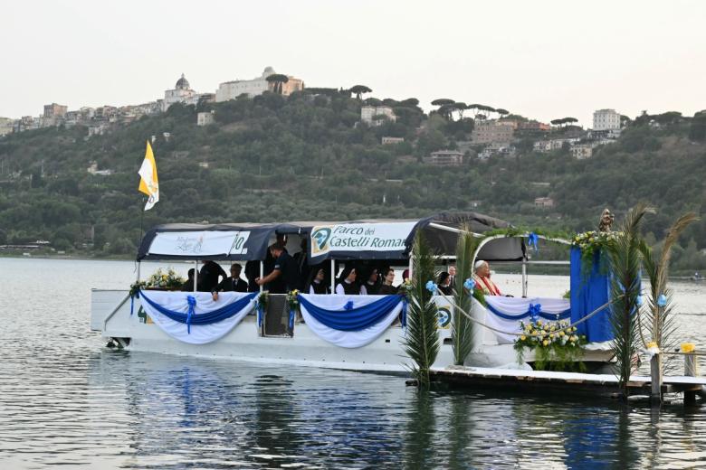 León XIV se ha sumado a esta tradición muy sentida entre las poblaciones en torno a este lago volcánico, como Castel Gandolfo, donde el Vaticano posee un palacio de verano que este papa ha vuelto a usar tras la larga ausencia de su antecesor Francisco.
