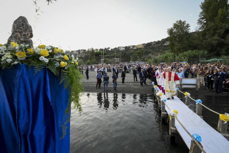 Castel Gandolfo (Italy), 29/08/2026.- A handout picture provided by the Vatican Media shows Pope Leo XIV (R) during the Holy Mass of the Feast of Our Lady of the Lake on the lake of Castel Gandolfo, Italy, 29 August 2026. (Papa, Italia) EFE/EPA/VATICAN MEDIA HANDOUT HANDOUT EDITORIAL USE ONLY/NO SALES