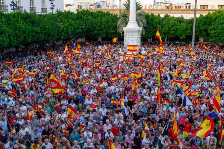 ALMERÍA, 02/09/2026.- Miles de personas se concentran en apoyo al pueblo ceutí este miércoles en la Plaza de la Constitución de Almería. EFE/Carlos Barba