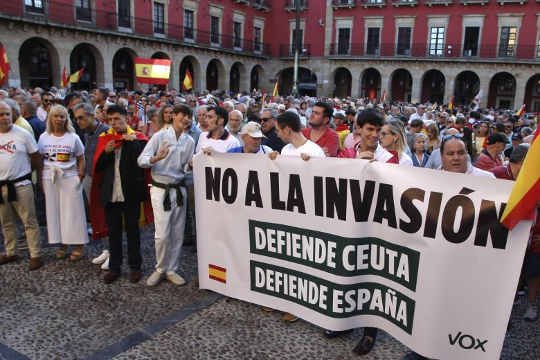 GIJÓN, (ASTURIAS) 02/09/2026.- Miles de personas participan este miércoles en Gijón en la manifestación de apoyo a Ceuta convocada por la Federación Española de Municipios y provincias. EFE/ Juan González