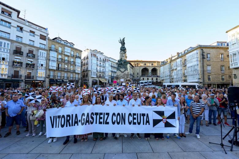 VITORIA, 02/09/2026.- La FEMP ha convocado manifestaciones en todo España com apoyo a Ceuta. En Vitoria el Partido Popular ha convocado una manifestación en la Plaza de la Virgen Blanca mientras a pocos metros GKS (Gazte Koordinadora Socialista), una asociación estudiantil comunista también ha convocado una manifestación. Simpatizantes de VOX se han manifestado protegidos por la Ertzaintza de la manifestación de GKS. EFE/ADRIÁN RUIZ HIERRO