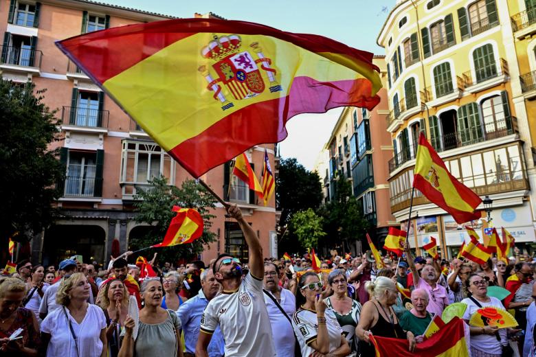 PALMA (ISLAS BALEARES), 02/09/2026.- Asistentes a la manifestación con motivo del Día de Ceuta en Palma de Mallorca, convocada este miércoles ante todos los ayuntamientos de España. EFE/ Miquel A. Borràs