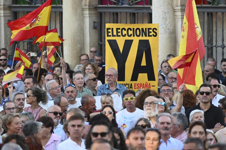 LEÓN, 02/09/2026.- Concentración en apoyo a Ceuta este miércoles en la Plaza de San Marcelo, en León. EFE/J.Casares