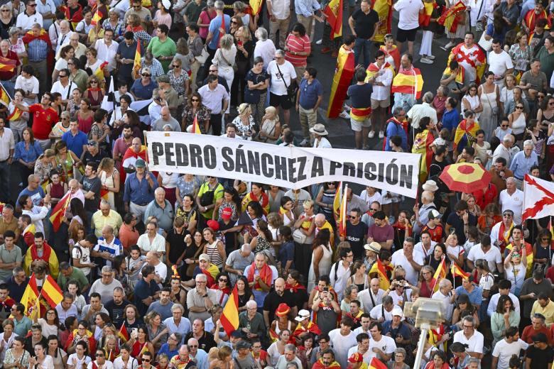 MADRID, 02/09/2026.- Miles de madrileños asisten a la manifestación en apoyo al pueblo ceutí con motivo del Día de Ceuta, este miércoles en Madrid, convocada ante todos los ayuntamientos de España. EFE/Fernando Villar