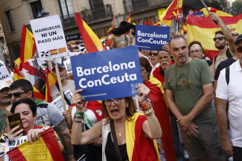 BARCELONA, 02/09/2026.- Asistentes a la manifestación con motivo del Día de Ceuta en la plaza Sant Jaume de Barcelona, convocada este miércoles ante todos los ayuntamientos de España. EFE/ Quique García