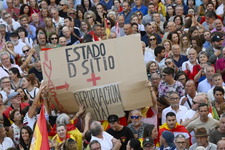 OVIEDO, 02/09/2026.- Asistentes a la manifestación con motivo del Día de Ceuta en Oviedo, convocada este miércoles ante todos los ayuntamientos de España. EFE/ Eloy Alonso