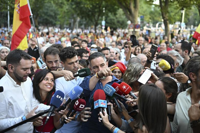 MADRID, 02/09/2026.- El líder de Vox, Santiago Abascal (c), asiste a la manifestación con motivo del Día de Ceuta en Madrid, convocada este miércoles ante todos los ayuntamientos de España. EFE/ Fernando Villar