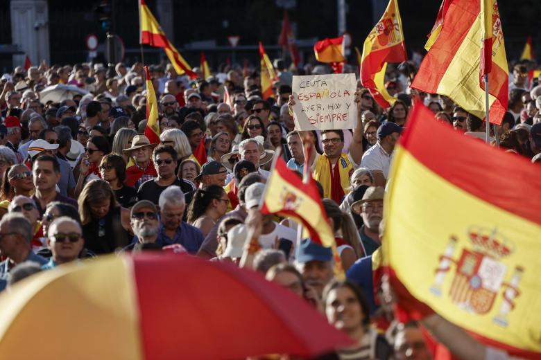MADRID, 02/09/2026.- Asistentes a la manifestación con motivo del Día de Ceuta en Madrid, convocada este miércoles ante todos los ayuntamientos de España. EFE/ Sergio Pérez