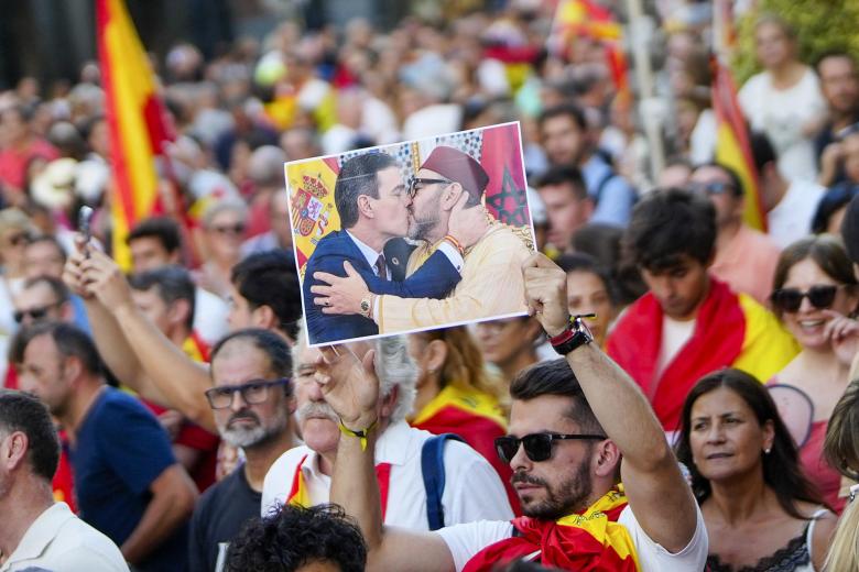MADRID, 02/09/2026.- Manifestación ante el Congreso de los Diputados, en Madrid, con motivo del Día de Ceuta, convocada este miércoles ante todos los ayuntamientos de España. EFE/Borja Sánchez-Trillo