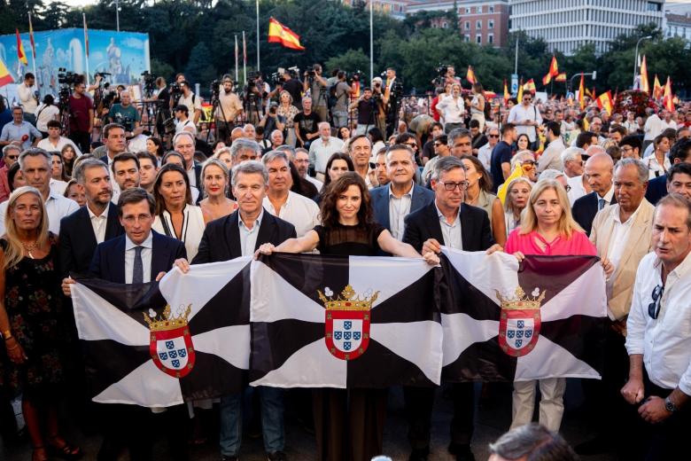 La presidenta de la Comunidad de Madrid, Isabel Díaz Ayuso, y el alcalde de la capital, José Luis Martínez-Almeida, junto con otros miembros del PP de Madrid en la concentración en apoyo a Ceuta en la plaza de Cibeles

GABRIEL LUENGAS/EUROPA PRESS
02/9/2026