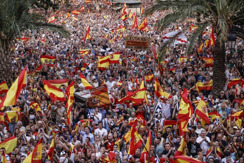 Cientos de personas durante una concentración en solidaridad con Ceuta, a 2 de septiembre de 2026, en Valencia, Comunidad Valenciana (España). Coincidiendo con el Día de Ceuta, más de 260 municipios españoles han sido convocados para mostrar su apoyo al pueblo ceutí ante la crisis migratoria provocada por la entrada de más de 70.000 migrantes por la frontera con Marruecos. Las movilizaciones responden a la iniciativa 'Por Ceuta', respaldada por la Federación Española de Municipios y Provincias.

Rober Solsona / Europa Press
02 SEPTIEMBRE 2026;DÍA DE CEUTA;MANIFESTACIÓN;CONCENTRACIÓN;MIGRANTES;INMIGRANTES;FEMP;APOYO;SOLIDARIDAD;CRISIS MIGRATORIA;CRISIS HUMANITARIA;
02/9/2026