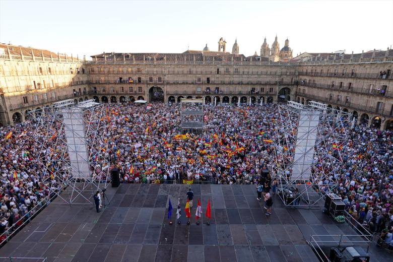 Decenas de personas durante una concentración en solidaridad con Ceuta, en la Plaza Mayor, a 2 de septiembre de 2026, en Salamanca, Castilla y León (España). Coincidiendo con el Día de Ceuta, más de 260 municipios españoles han sido convocados para mostrar su apoyo al pueblo ceutí ante la crisis migratoria provocada por la entrada de más de 70.000 migrantes por la frontera con Marruecos. Las movilizaciones responden a la iniciativa 'Por Ceuta', respaldada por la Federación Española de Municipios y Provincias.

Manuel Ángel Laya / Europa Press
02 SEPTIEMBRE 2026;DÍA DE CEUTA;MANIFESTACIÓN;CONCENTRACIÓN;MIGRANTES;INMIGRANTES;FEMP;APOYO;SOLIDARIDAD;CRISIS MIGRATORIA;CRISIS HUMANITARIA;
02/9/2026