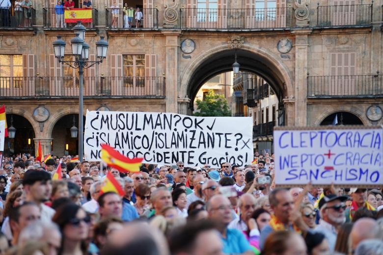 Decenas de personas durante una concentración en solidaridad con Ceuta, en la Plaza Mayor, a 2 de septiembre de 2026, en Salamanca, Castilla y León (España). Coincidiendo con el Día de Ceuta, más de 260 municipios españoles han sido convocados para mostrar su apoyo al pueblo ceutí ante la crisis migratoria provocada por la entrada de más de 70.000 migrantes por la frontera con Marruecos. Las movilizaciones responden a la iniciativa 'Por Ceuta', respaldada por la Federación Española de Municipios y Provincias.

Manuel Ángel Laya / Europa Press
02 SEPTIEMBRE 2026;DÍA DE CEUTA;MANIFESTACIÓN;CONCENTRACIÓN;MIGRANTES;INMIGRANTES;FEMP;APOYO;SOLIDARIDAD;CRISIS MIGRATORIA;CRISIS HUMANITARIA;
02/9/2026