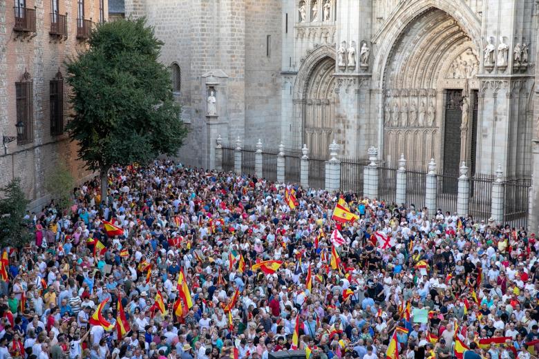 Decenas de personas durante una concentración en solidaridad con Ceuta, a 2 de septiembre de 2026, en Toledo, Castilla-La Mancha (España). Coincidiendo con el Día de Ceuta, más de 260 municipios españoles han sido convocados para mostrar su apoyo al pueblo ceutí ante la crisis migratoria provocada por la entrada de más de 70.000 migrantes por la frontera con Marruecos. Las movilizaciones responden a la iniciativa 'Por Ceuta', respaldada por la Federación Española de Municipios y Provincias.

Juanma Jiménez / Europa Press
02 SEPTIEMBRE 2026;DÍA DE CEUTA;MANIFESTACIÓN;CONCENTRACIÓN;MIGRANTES;INMIGRANTES;FEMP;APOYO;SOLIDARIDAD;CRISIS MIGRATORIA;CRISIS HUMANITARIA;
02/9/2026