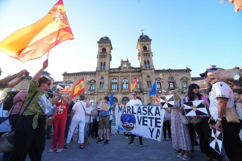 Decenas de personas durante una concentración en solidaridad con Ceuta, a 2 de septiembre de 2026, en San Sebastián, Guipúzcoa, País Vasco (España). Coincidiendo con el Día de Ceuta, más de 260 municipios españoles han sido convocados para mostrar su apoyo al pueblo ceutí ante la crisis migratoria provocada por la entrada de más de 70.000 migrantes por la frontera con Marruecos. Las movilizaciones responden a la iniciativa 'Por Ceuta', respaldada por la Federación Española de Municipios y Provincias.

Unanue / Europa Press
02 SEPTIEMBRE 2026;DÍA DE CEUTA;MANIFESTACIÓN;CONCENTRACIÓN;MIGRANTES;INMIGRANTES;FEMP;APOYO;SOLIDARIDAD;CRISIS MIGRATORIA;CRISIS HUMANITARIA;
02/9/2026