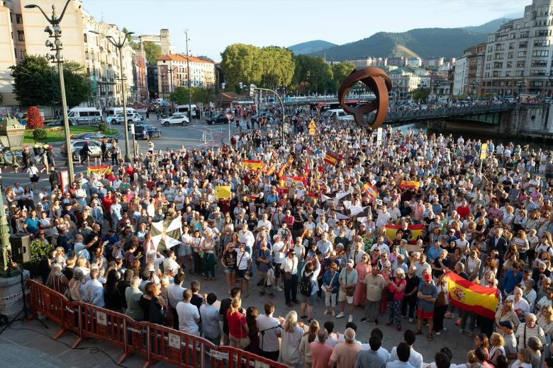 Decenas de personas durante una concentración en solidaridad con Ceuta, a 2 de septiembre de 2026, en Bilbao, Vizcaya, País Vasco (España). Coincidiendo con el Día de Ceuta, más de 260 municipios españoles han sido convocados para mostrar su apoyo al pueblo ceutí ante la crisis migratoria provocada por la entrada de más de 70.000 migrantes por la frontera con Marruecos. Las movilizaciones responden a la iniciativa 'Por Ceuta', respaldada por la Federación Española de Municipios y Provincias.

David de Haro / Europa Press
02 SEPTIEMBRE 2026;DÍA DE CEUTA;MANIFESTACIÓN;CONCENTRACIÓN;MIGRANTES;INMIGRANTES;FEMP;APOYO;SOLIDARIDAD;CRISIS MIGRATORIA;CRISIS HUMANITARIA;
02/9/2026