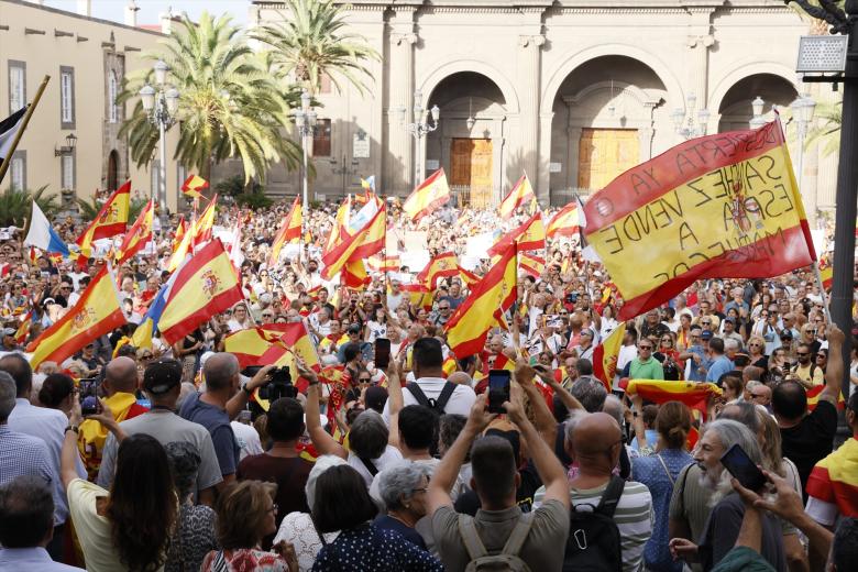Decenas de personas durante una concentración en solidaridad con Ceuta, a 2 de septiembre de 2026, en Las Palmas de Gran Canaria, Gran Canaria, Canarias (España). Coincidiendo con el Día de Ceuta, más de 260 municipios españoles han sido convocados para mostrar su apoyo al pueblo ceutí ante la crisis migratoria provocada por la entrada de más de 70.000 migrantes por la frontera con Marruecos. Las movilizaciones responden a la iniciativa 'Por Ceuta', respaldada por la Federación Española de Municipios y Provincias.

Europa Press Canarias / Europa Press
02 SEPTIEMBRE 2026;DÍA DE CEUTA;MANIFESTACIÓN;CONCENTRACIÓN;MIGRANTES;INMIGRANTES;FEMP;APOYO;SOLIDARIDAD;CRISIS MIGRATORIA;CRISIS HUMANITARIA;
02/9/2026
