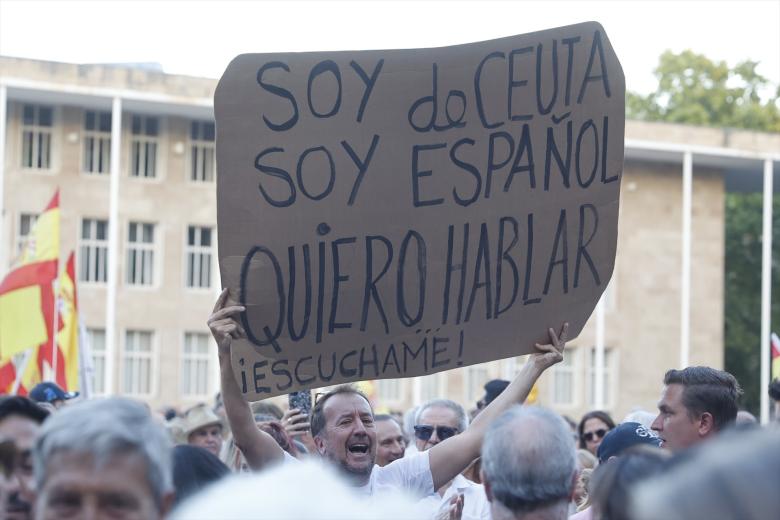 Decenas de personas durante una concentración en solidaridad con Ceuta, a 2 de septiembre de 2026, en Logroño, La Rioja (España). Coincidiendo con el Día de Ceuta, más de 260 municipios españoles han sido convocados para mostrar su apoyo al pueblo ceutí ante la crisis migratoria provocada por la entrada de más de 70.000 migrantes por la frontera con Marruecos. Las movilizaciones responden a la iniciativa 'Por Ceuta', respaldada por la Federación Española de Municipios y Provincias.

JPEG / Europa Press
02 SEPTIEMBRE 2026;DÍA DE CEUTA;MANIFESTACIÓN;CONCENTRACIÓN;MIGRANTES;INMIGRANTES;FEMP;APOYO;SOLIDARIDAD;CRISIS MIGRATORIA;CRISIS HUMANITARIA;
02/9/2026