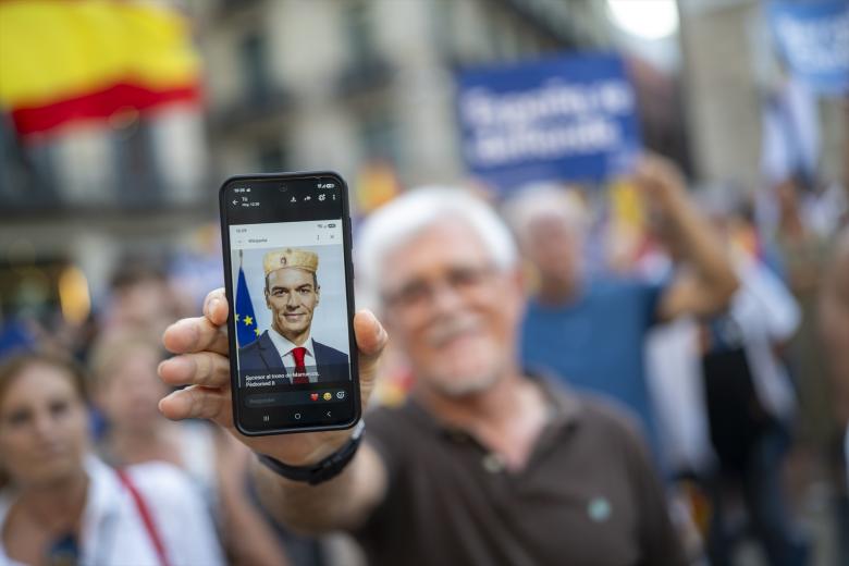 Manifestantes durante una concentración en apoyo a la población ceutí, a 2 de septiembre de 2026, en Barcelona, Catalunya (España). Coincidiendo con el Día de Ceuta, más de 260 municipios españoles han sido convocados para mostrar su apoyo al pueblo ceutí ante la crisis migratoria provocada por la entrada de más de 70.000 migrantes por la frontera con Marruecos. Las movilizaciones responden a la iniciativa 'Por Ceuta', respaldada por la Federación Española de Municipios y Provincias.

Lorena Sopêna / Europa Press
02/9/2026