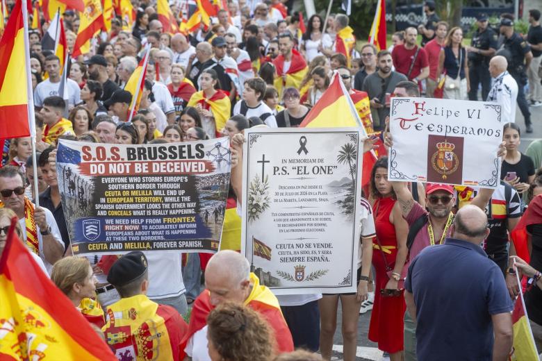 Cientos de personas durante una concentración para protestar por las consecuencias de la crisis migratoria, a 2 de septiembre de 2026, en Ceuta (España). La concentración se ha convocado con motivo de la celebración del Día de Ceuta. Más de 260 localidades en toda España han respondido también al llamamiento de la FEMP y se han concentrado para mostrar su solidaridad y apoyo a los ciudadanos ceutíes.

Marcos Moreno / Europa Press
02 SEPTIEMBRE 2026;DÍA DE CEUTA;MANIFESTACIÓN;CONCENTRACIÓN;MIGRANTES;INMIGRANTES;FEMP;APOYO;SOLIDARIDAD;CRISIS MIGRATORIA;CRISIS HUMANITARIA;
02/9/2026