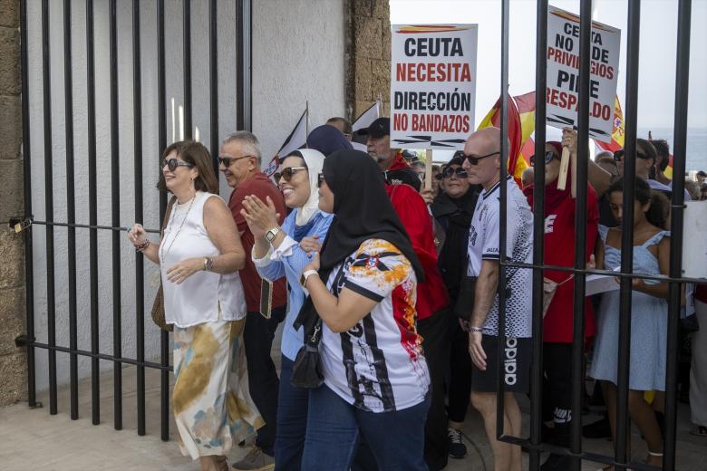 Decenas de personas durante una concentración para protestar por las consecuencias de la crisis migratoria, a 2 de septiembre de 2026, en Ceuta (España). La concentración se ha convocado con motivo de la celebración del Día de Ceuta. Más de 260 localidades en toda España han respondido también al llamamiento de la FEMP y se han concentrado para mostrar su solidaridad y apoyo a los ciudadanos ceutíes.

Marcos Moreno / Europa Press
02 SEPTIEMBRE 2026;DÍA DE CEUTA;MANIFESTACIÓN;CONCENTRACIÓN;MIGRANTES;INMIGRANTES;FEMP;APOYO;SOLIDARIDAD;CRISIS MIGRATORIA;CRISIS HUMANITARIA;
02/9/2026