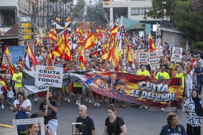 Cientos de personas durante una concentración para protestar por las consecuencias de la crisis migratoria, a 2 de septiembre de 2026, en Ceuta (España). La concentración se ha convocado con motivo de la celebración del Día de Ceuta. Más de 260 localidades en toda España han respondido también al llamamiento de la FEMP y se han concentrado para mostrar su solidaridad y apoyo a los ciudadanos ceutíes.

Marcos Moreno / Europa Press
02 SEPTIEMBRE 2026;DÍA DE CEUTA;MANIFESTACIÓN;CONCENTRACIÓN;MIGRANTES;INMIGRANTES;FEMP;APOYO;SOLIDARIDAD;CRISIS MIGRATORIA;CRISIS HUMANITARIA;
02/9/2026